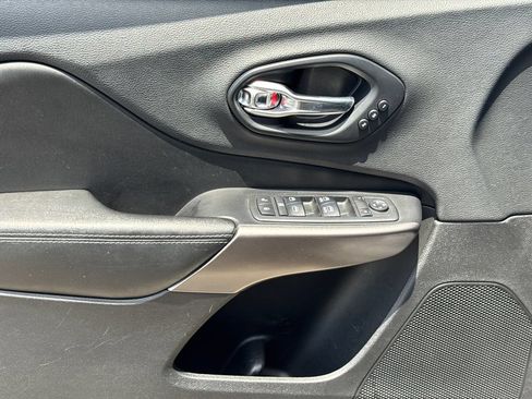 Used 2019 Jeep Cherokee Limited AWD/4WD image 10