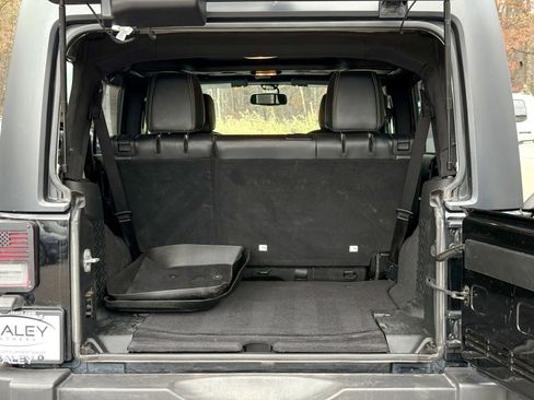 Used 2018 Jeep Wrangler Unlimited Rubicon w/ Connectivity Group image 15