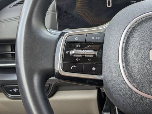Used 2025 Kia Carnival FWD image 16