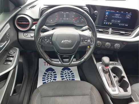 Used 2024 Chevrolet Trax RS w/ Sunroof Package FWD image 4