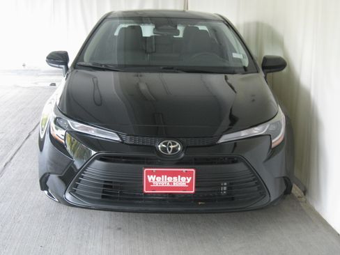 Used 2025 Toyota Corolla LE image 3