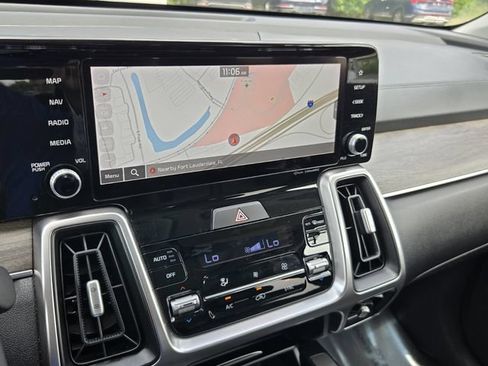 Used 2022 Kia Sorento EX w/ Panoramic Sunroof Package FWD image 18
