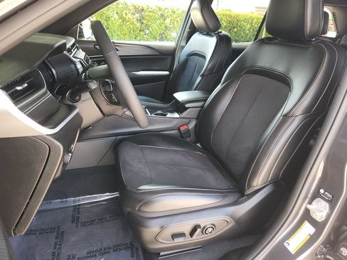 Used 2024 Jeep Grand Cherokee Altitude RWD image 13