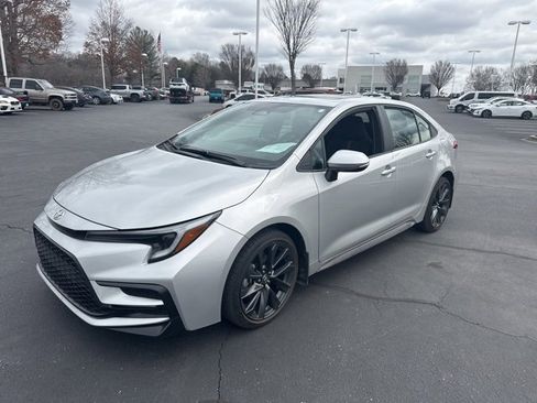 Used 2024 Toyota Corolla SE w/ SE Premium Package image 7