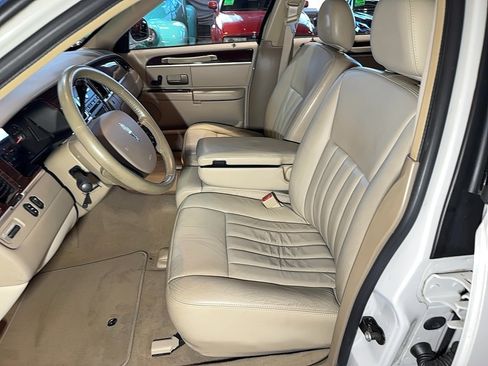 Used 2007 Lincoln Town Car Signature RWD image 13