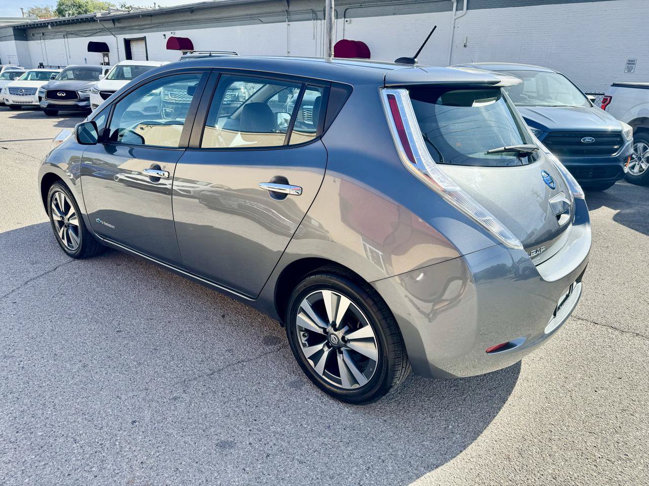 Used 2016 Nissan Leaf SL w/ Premium Package FWD image 4