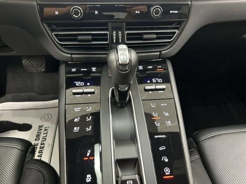 Certified 2024 Porsche Macan S AWD/4WD image 17