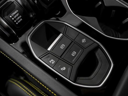 Used 2025 Lamborghini Urus SE image 24