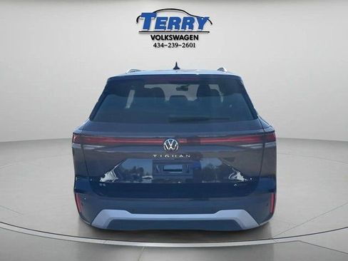 New 2025 Volkswagen Tiguan SE image 2