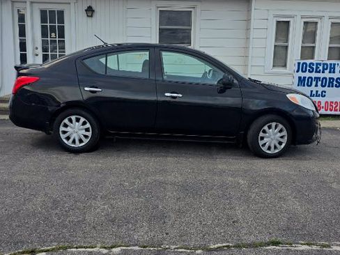 Used 2014 Nissan Versa SV FWD image 9