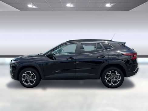 Used 2025 Chevrolet Trax LT FWD image 2