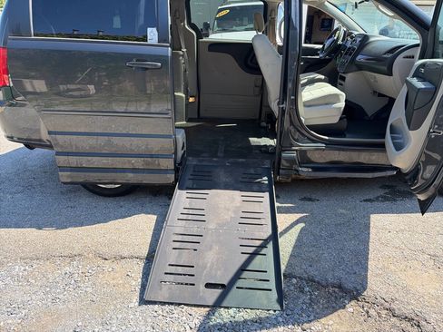 Used 2012 Dodge Grand Caravan SE FWD image 16