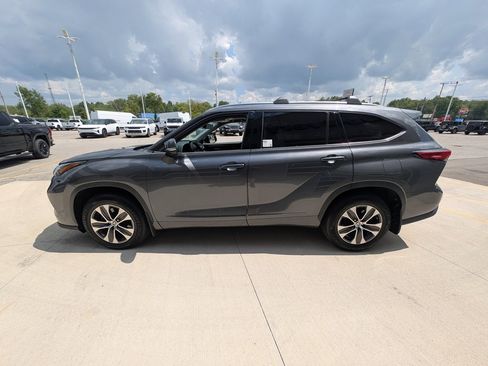 Used 2021 Toyota Highlander XLE image 7
