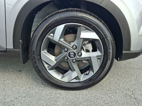 Used 2024 Hyundai Venue SEL FWD image 8