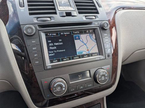 Used 2011 Cadillac DTS Premium image 17