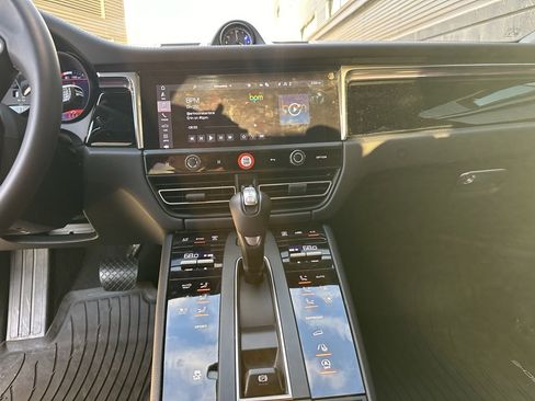 Certified 2025 Porsche Macan image 24