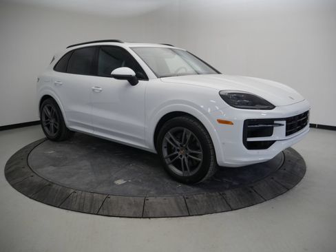 Certified 2026 Porsche Cayenne AWD/4WD image 9