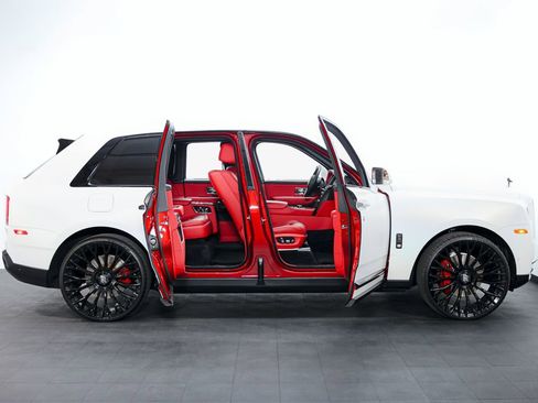 Used 2022 Rolls-Royce Cullinan Black Badge w/ Dark Exterior Package image 17