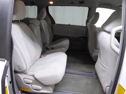 Used 2014 Toyota Sienna LE image 26