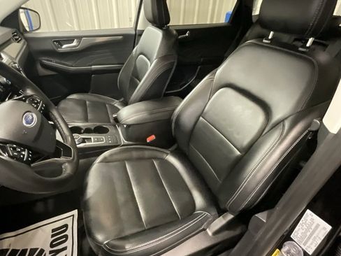 Used 2022 Ford Escape Titanium image 10