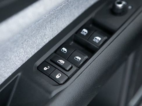 Used 2023 Jeep Compass Latitude image 17