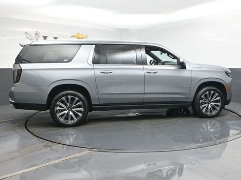 New 2026 Chevrolet Suburban High Country AWD/4WD image 16