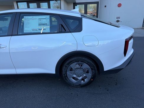 New 2025 Kia K4 LX image 10