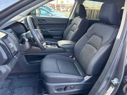 Used 2025 Nissan Pathfinder SV FWD image 29
