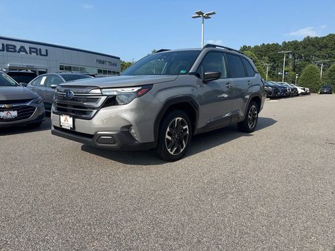 Used 2025 Subaru Forester Premium AWD/4WD image 2