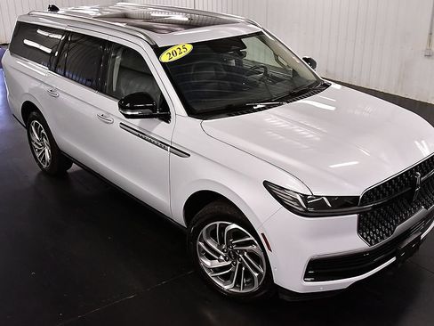Used 2025 Lincoln Navigator L Reserve AWD/4WD image 11