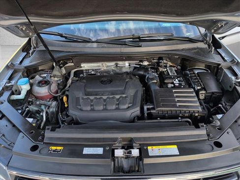 Certified 2022 Volkswagen Tiguan SE R-Line image 23