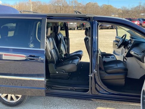 Used 2015 Chrysler Town & Country Touring image 13