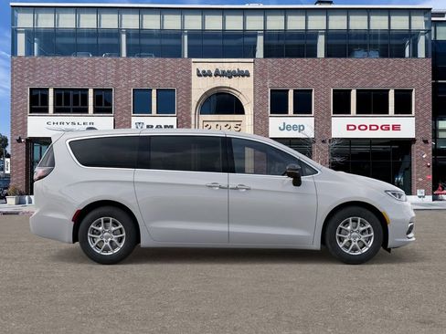 New 2026 Chrysler Pacifica Select image 21