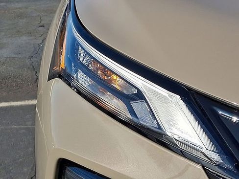 Used 2025 Nissan Rogue SV AWD/4WD image 9