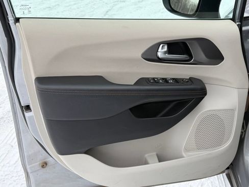 Used 2017 Chrysler Pacifica LX w/ Tire & Wheel Group image 5