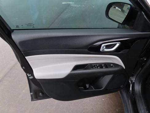 Certified 2023 Jeep Compass Limited image 23