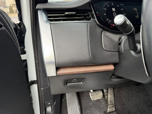 Certified 2025 Land Rover Range Rover SE image 34