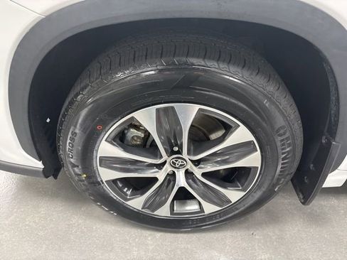 Used 2023 Toyota Highlander XLE image 32