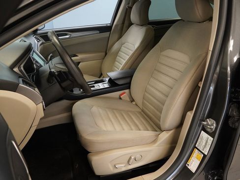 Used 2019 Ford Fusion SE image 3