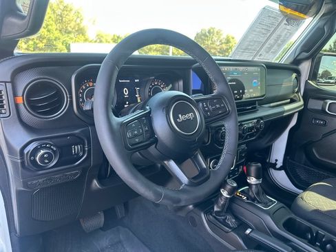 Used 2025 Jeep Gladiator Mojave w/ Convenience Group AWD/4WD image 16