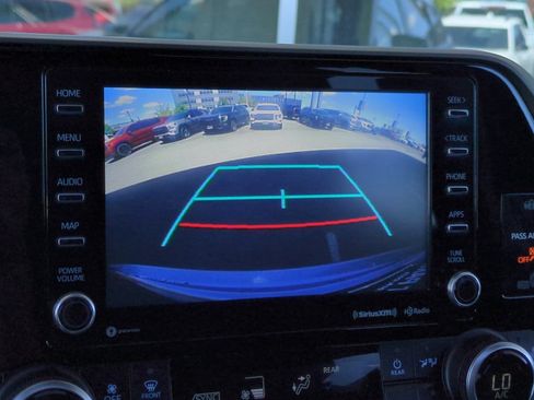 Used 2020 Toyota Highlander XLE AWD/4WD image 27