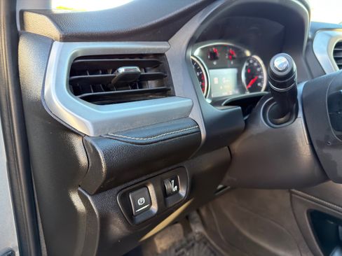 Used 2023 GMC Acadia SLT image 26