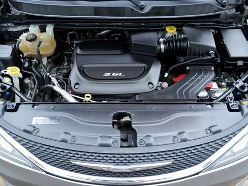 Used 2018 Chrysler Pacifica Limited FWD image 36
