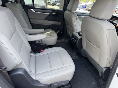 Used 2026 GMC Acadia Elevation w/ Elevation Premium Package FWD image 22