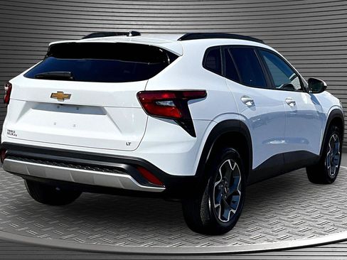 Used 2025 Chevrolet Trax LT w/ LT Convenience Package image 6