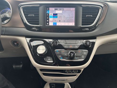 Used 2023 Chrysler Voyager LX image 17