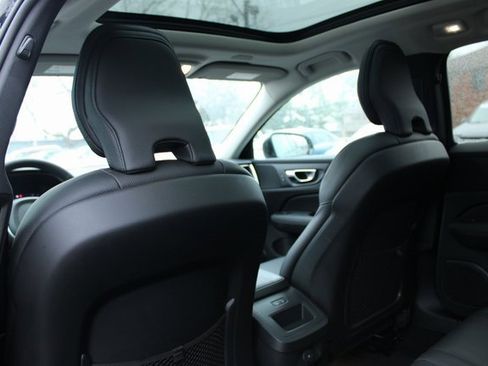 Used 2025 Volvo V60 B5 Cross Country Plus image 34