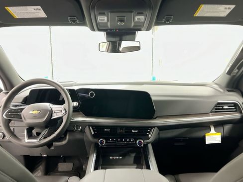 Used 2025 Chevrolet Suburban LT image 10