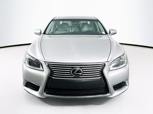 Used 2017 Lexus LS 460 w/ Comfort Package RWD image 2