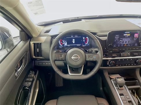 New 2025 Nissan Pathfinder Platinum image 17